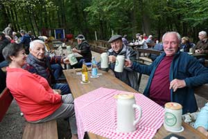 Letzter Ausschank unter Herbstlaub – Kellerabschluss am 08. Oktober