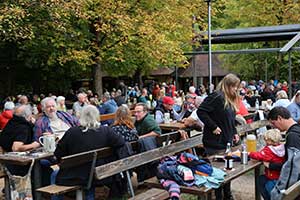 Letzter Ausschank unter Herbstlaub – Kellerabschluss am 08. Oktober