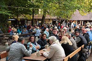 Letzter Ausschank unter Herbstlaub – Kellerabschluss am 08. Oktober