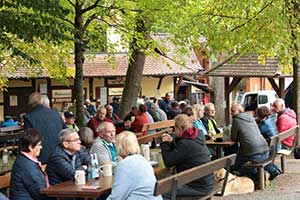 Letzter Ausschank unter Herbstlaub – Kellerabschluss am 08. Oktober